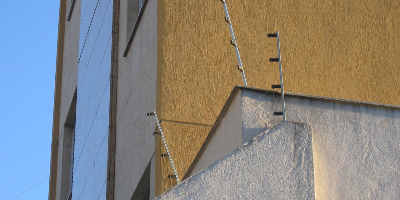 Manutenção de cercas elétricas garante segurança perimetral