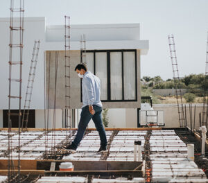 NBR 16.280 garante ao síndico poderes de fiscal de obras