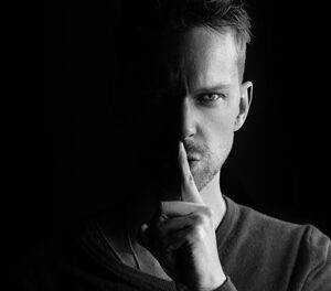 Funcionários do condomínio devem evitar contribuir com a “fofoca” no prédio