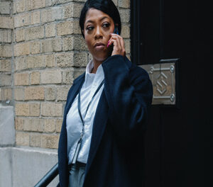 Oficial de justiça na porta do condomínio: como proceder?