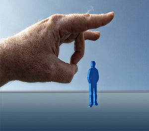 Justiça decide pela expulsão de idoso de prédio