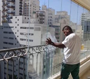 Envidraçar sacadas requer manutenção