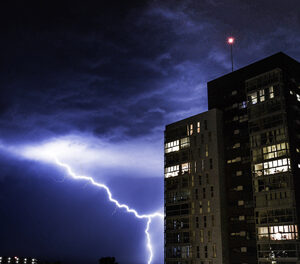 Condomínios redobram atenção à rede elétrica na época de chuvas