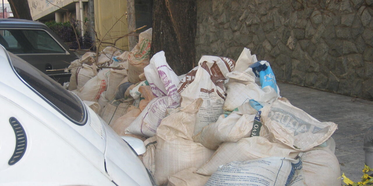 Síndico deve orientar descarte adequado de resíduos de obras