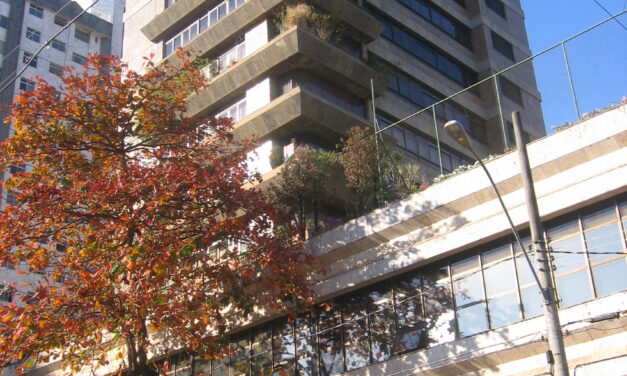 Quais as atribuições do presidente durante uma assembleia?