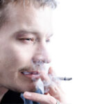 Cigarro em condomínio: quais os limites?