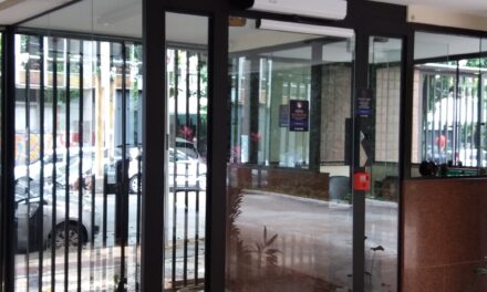 Mola hidráulica amortece impacto sobre portas