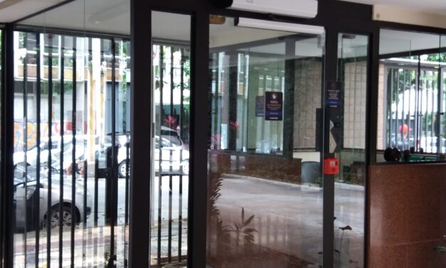 Mola hidráulica amortece impacto sobre portas