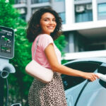 Nova lei permite a instalação de carregadores de carros elétricos em condomínios