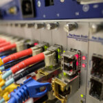 Fibra ótica em condomínio: como funciona a internet coletiva e seus benefícios