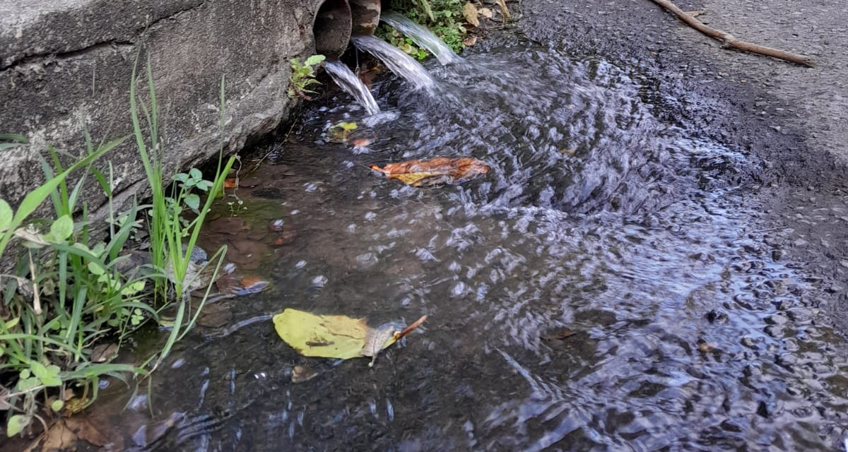 Água servida na rua pode gerar multas de até R$ 30 mil para condomínios